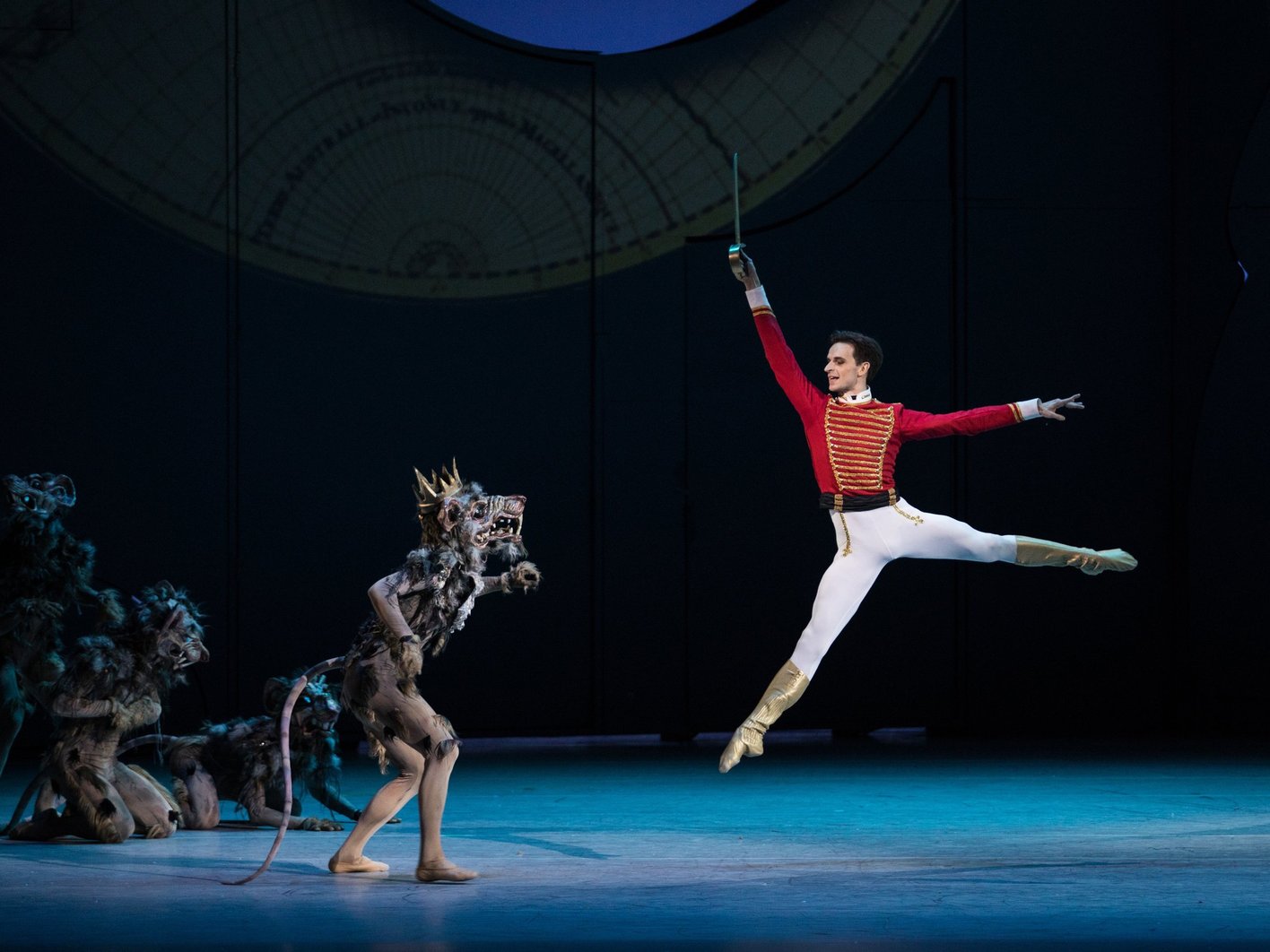 Артист сломал ногу на сцене, исполняя партию в «Щелкунчике»