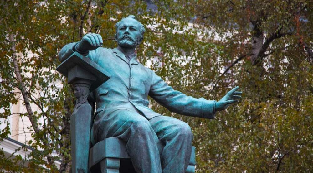 Чайковский, пастушок и русская гармонь. Про памятник композитору у Московской консерватории
